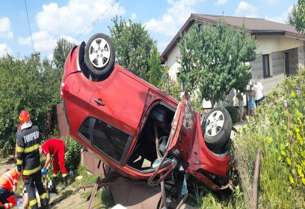Tânăr transportat la spital, după ce s-a răsturnat cu maşina peste gardul unei case