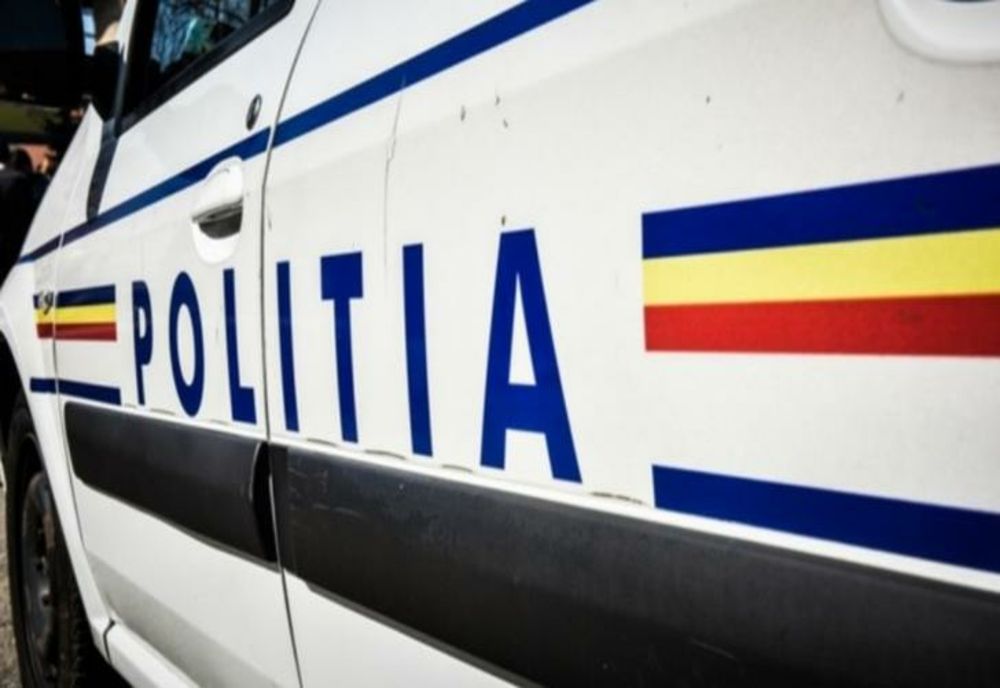 VIDEO Ca-n filmele de comedie! Trei mașini de poliție nu au putut să prindă o căruță.
