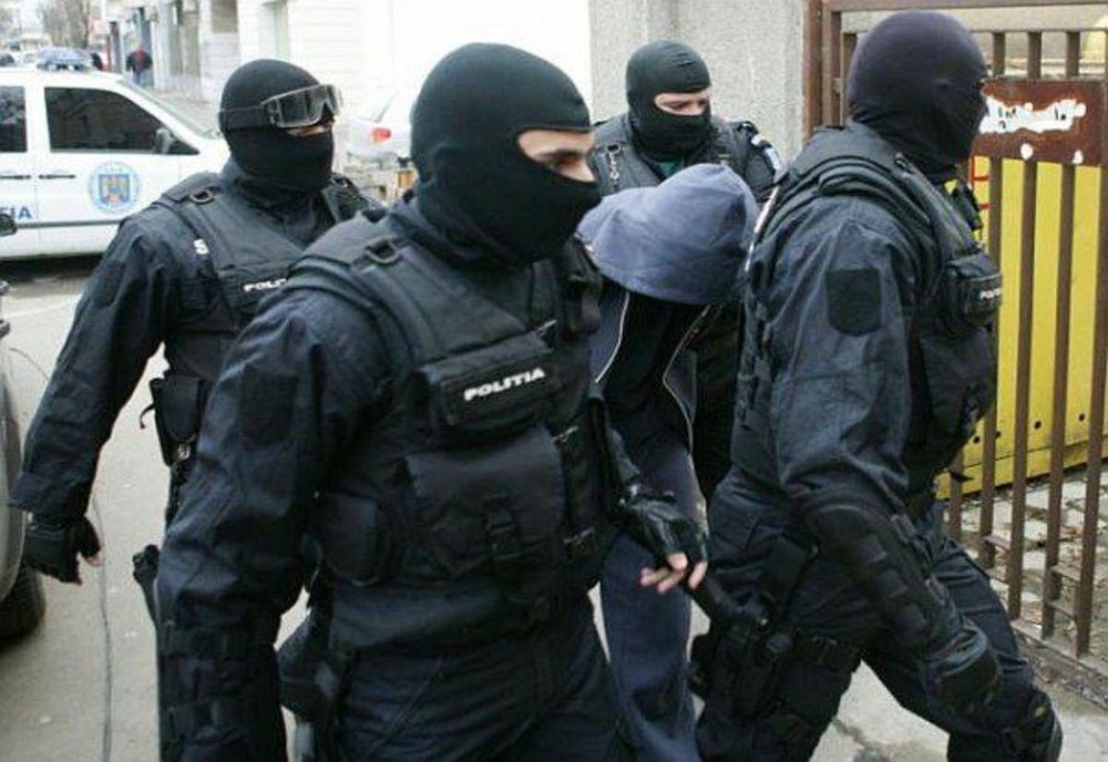 Percheziții în Călărași. Scandalagii acuzați că s-au implicat într-o bătaie de stradă săltați de mascați și duși la audieri