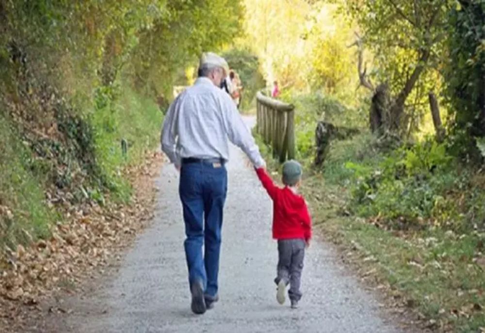 Bani de la Guvern pentru bunicii care stau acasă cu nepoții - suma pe care o primesc în plus la pensie