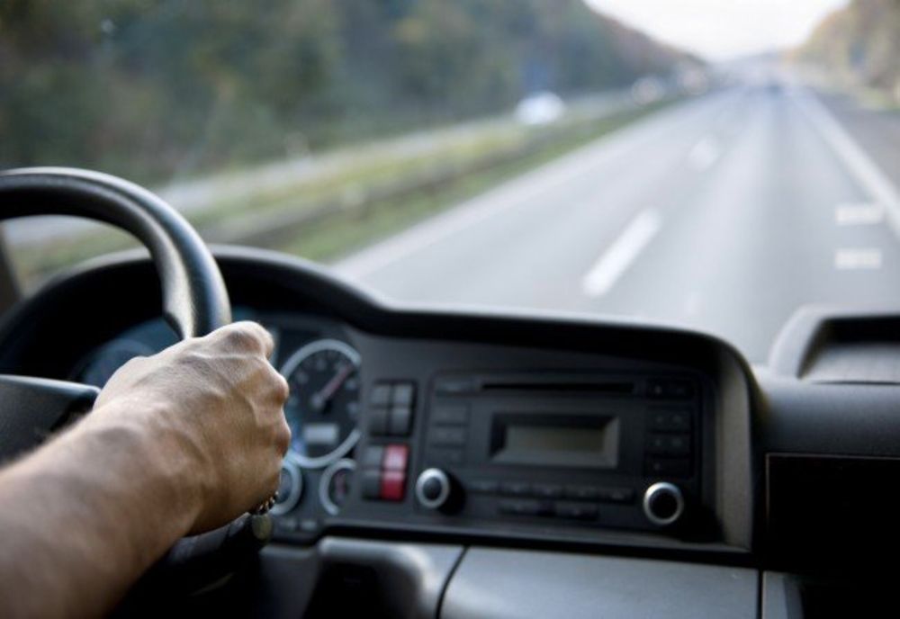 Șofer de camion prins pe contrasens, pe Autostrada A2. Amendă și permis suspendat 