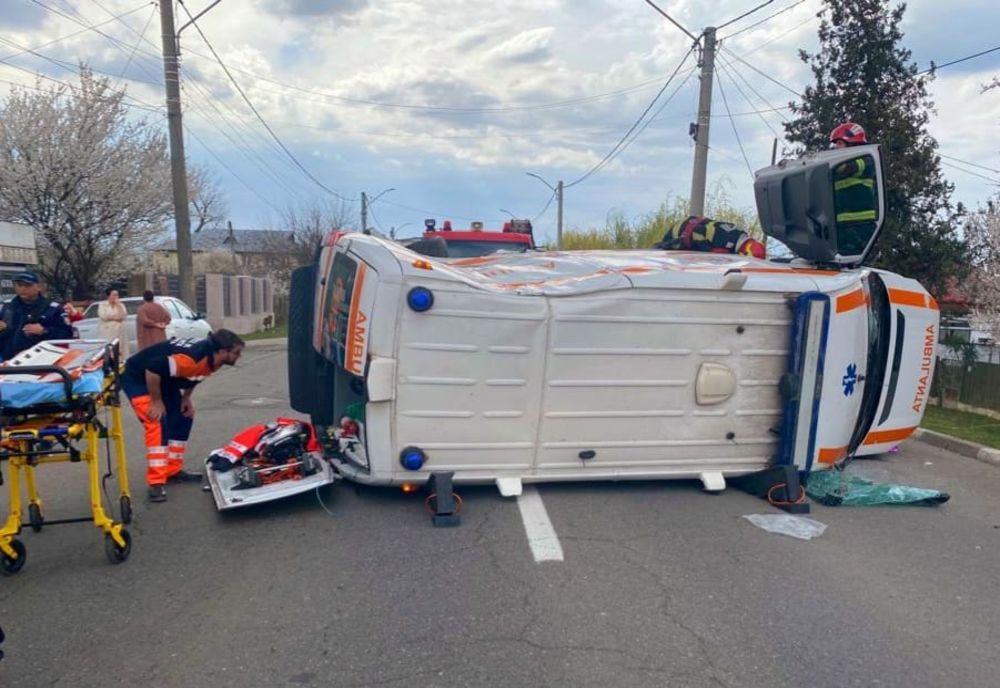 Ambulanță în misiune, răsturnată în Urziceni. Trei răniți, printre care un copil de 1 an