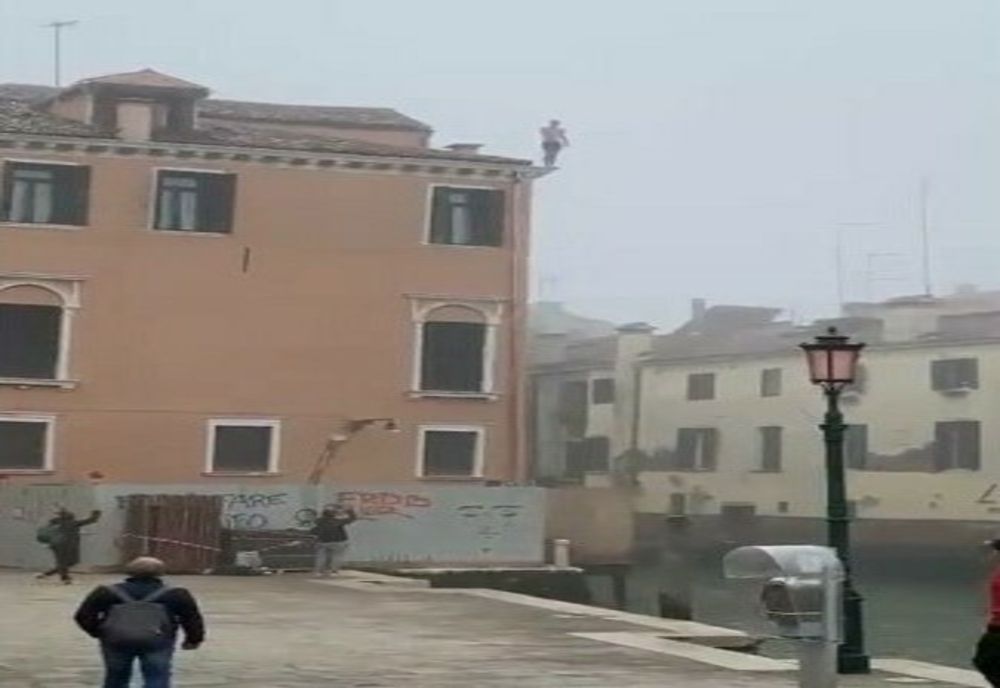 VIDEO Viral. Un tânăr se aruncă de pe un bloc într-un canal din Veneţia. Primar: "Ar trebui să primească certificat de prostie"