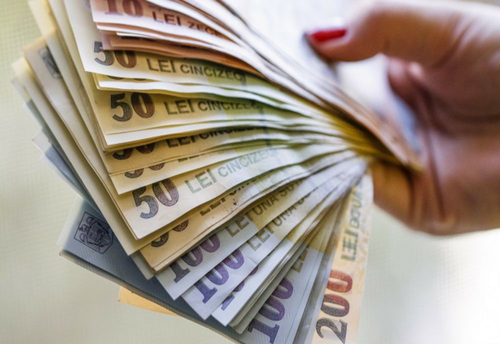 Peste 10.000 de pensionari au primit pensii speciale în aprilie. Cât încasează lunar „specialii” României