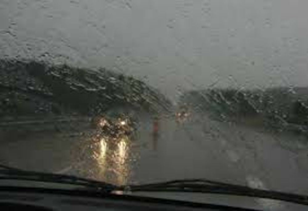 Ploaie torențială pe Autostrada București - Constanța. Vizibilitate redusă