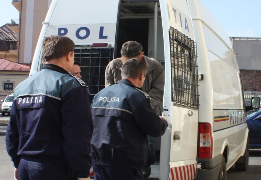 Trei călărășeni reținuți de polițiști pentru lovire