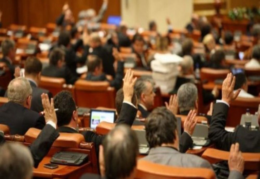 Cu protestele în stradă, deputații dau startul angajărilor în Parlament. Noi angajați, așteptați în comisiile de lucru