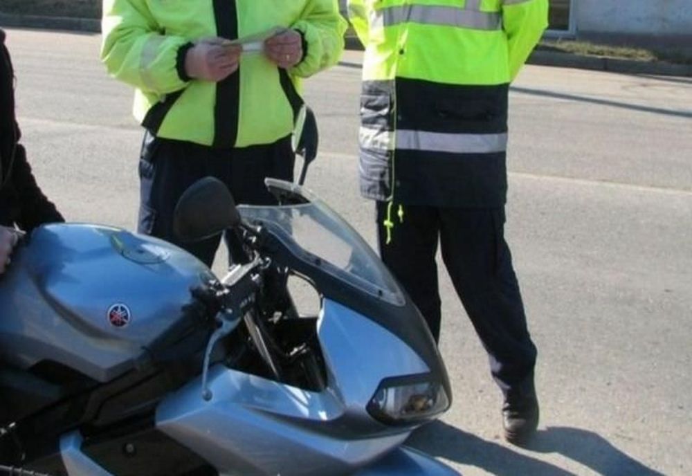 Motociclist beat mort, prins fără permis pe un drum național din Călărași