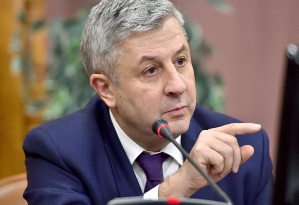 Klaus Iohannis contestă la CCR legea prin care fostul ministru al Justiției, Florin Iordache, mai primește 10 ani la șefia Consiliului Legislativ