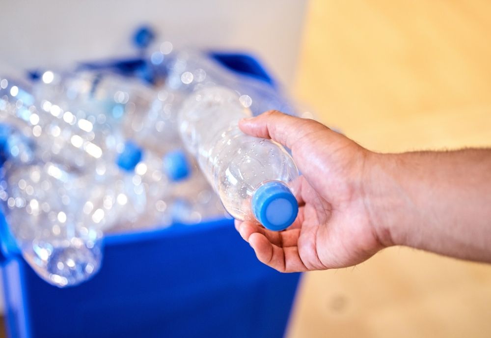 Sticlele de plastic cu capac ataşat au devenit obligatorii, în România