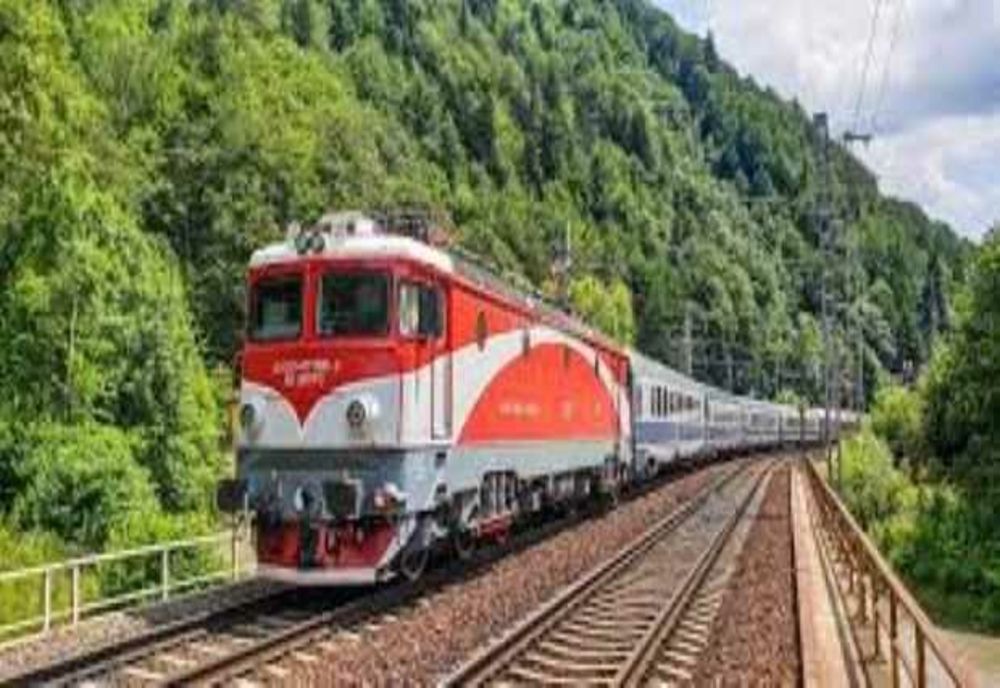 TRENUL A PLECAT FĂRĂ „NAȘ”! INCIDENT ULUITOR ÎN GARA BUȘTENI. ȘEFUL DE TREN, UITAT ÎN GARĂ