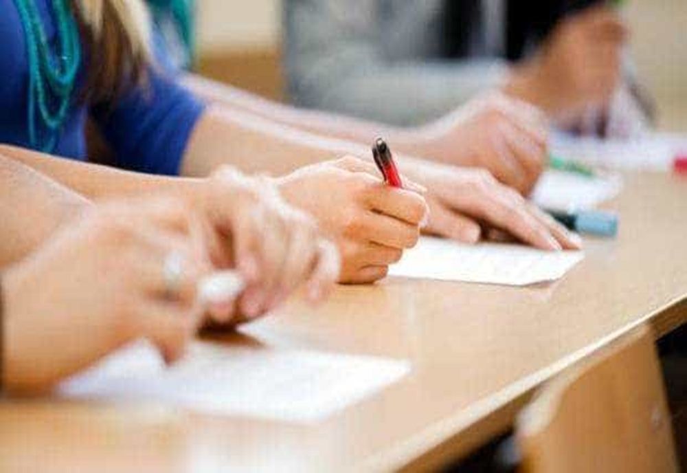 Elevii cu media 10 la Evaluarea Națională și Bacalaureat, recompensați de Guvern. Ce sume vor primi