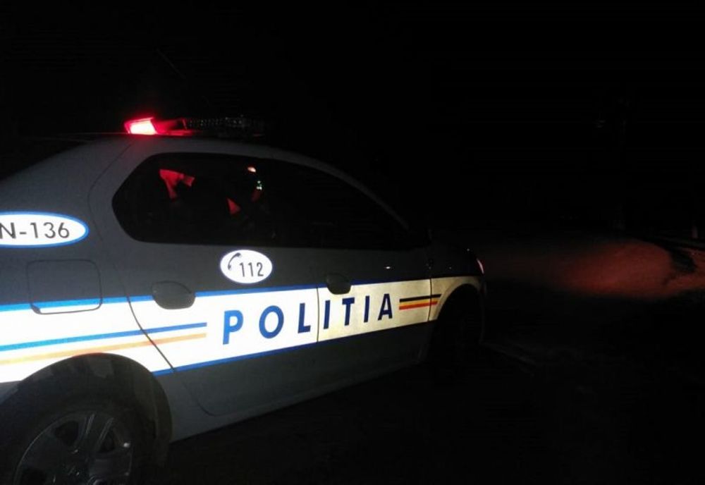 Scandal la o înmormântare în Argeș: un tânăr și-a lovit familia cu scuterul și și-a agresat mama