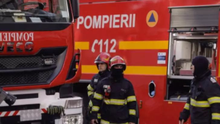 Tragedie cumplită în Timiș! Un bărbat a ars de viu după ce casa i-a fost înghițită de flăcări