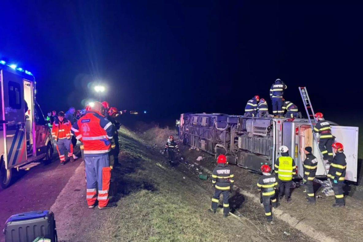 Accident grav pe E581, la limita județelor Galați și Vaslui: un autocar s-a răsturnat, 15 victime, dintre care una decedată