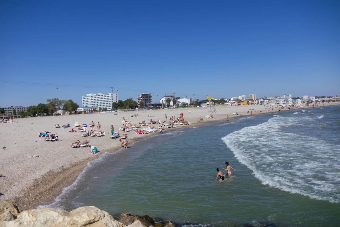 Litoralul a fost luat cu asalt de Rusalii! Zeci de mii de turiști au umplut stațiunile de la Marea Neagră