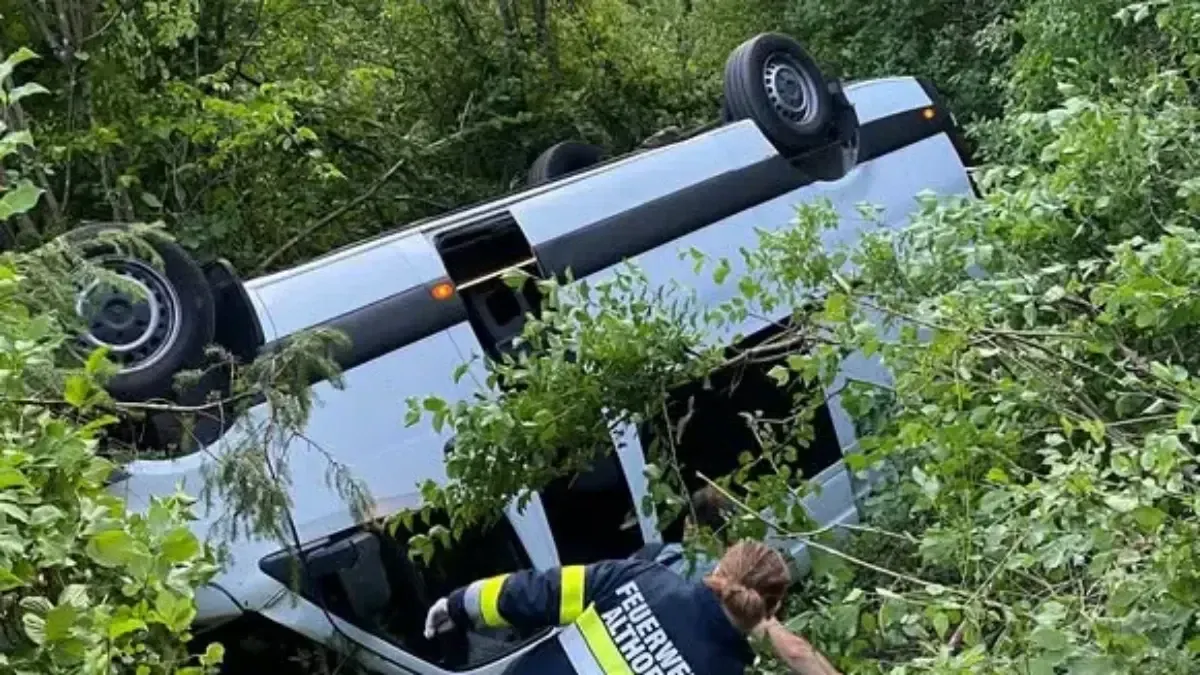Un microbuz plin cu români s-a prăbușit 10 metri într-o râpă, în Austria