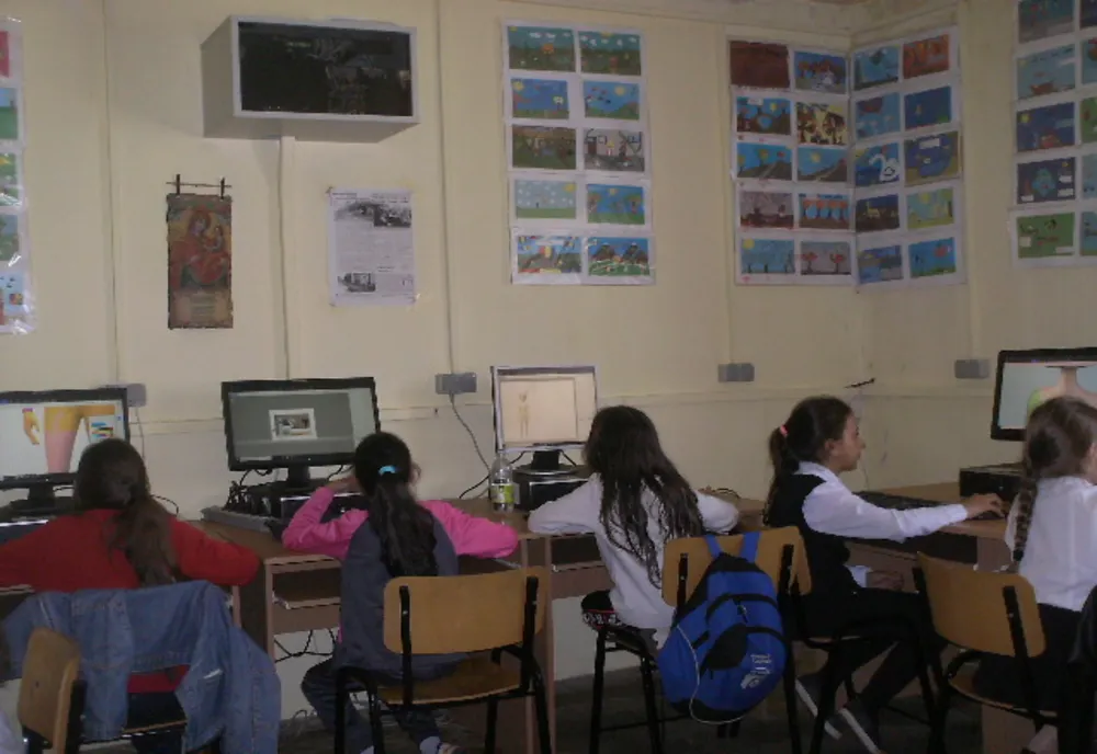 15 calculatoare donate către Școala Gimnazială „Dimitrie Ion Ghica” - Radovanu
