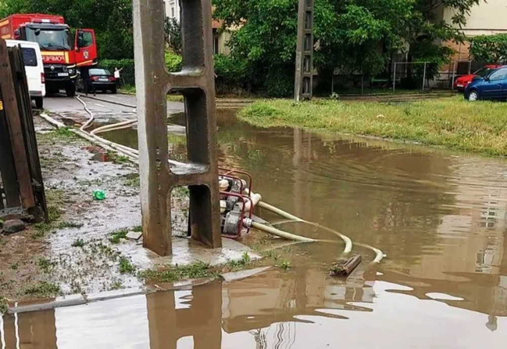 Pompierii călărășeni au intervenit timp de 4 ore la inundaţii în urma ploilor torenţiale căzute ieri în partea de vest a judeţului Călăraşi
