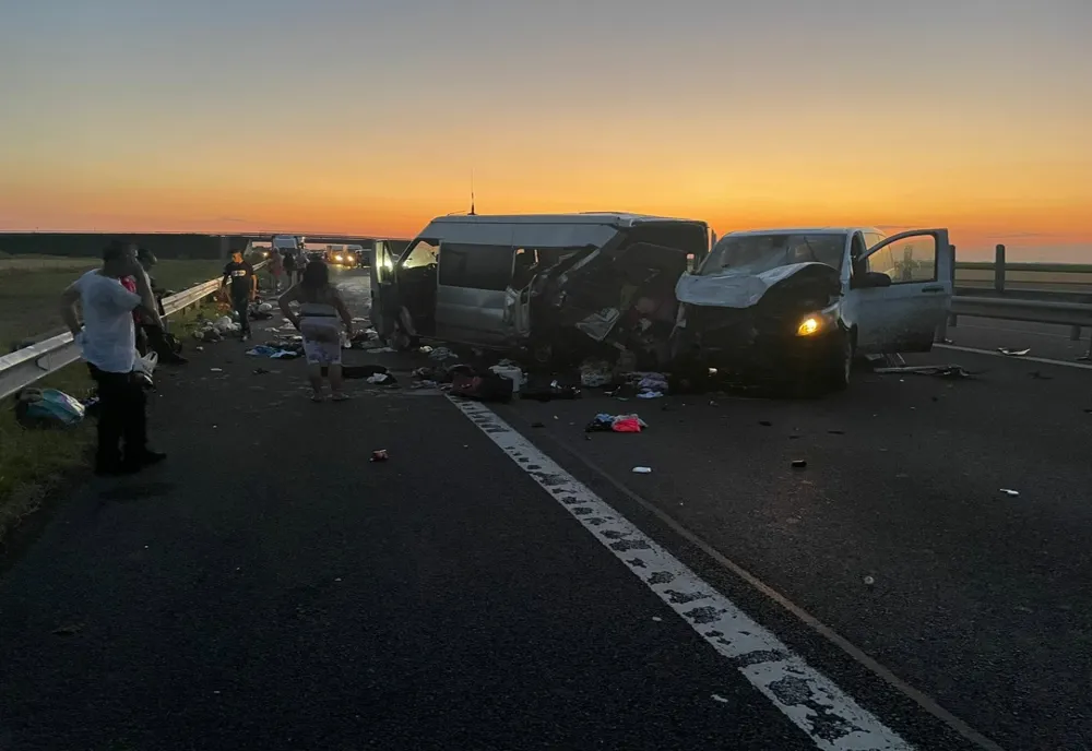 Accident pe autostradă. S-au ciocnit două microbuze