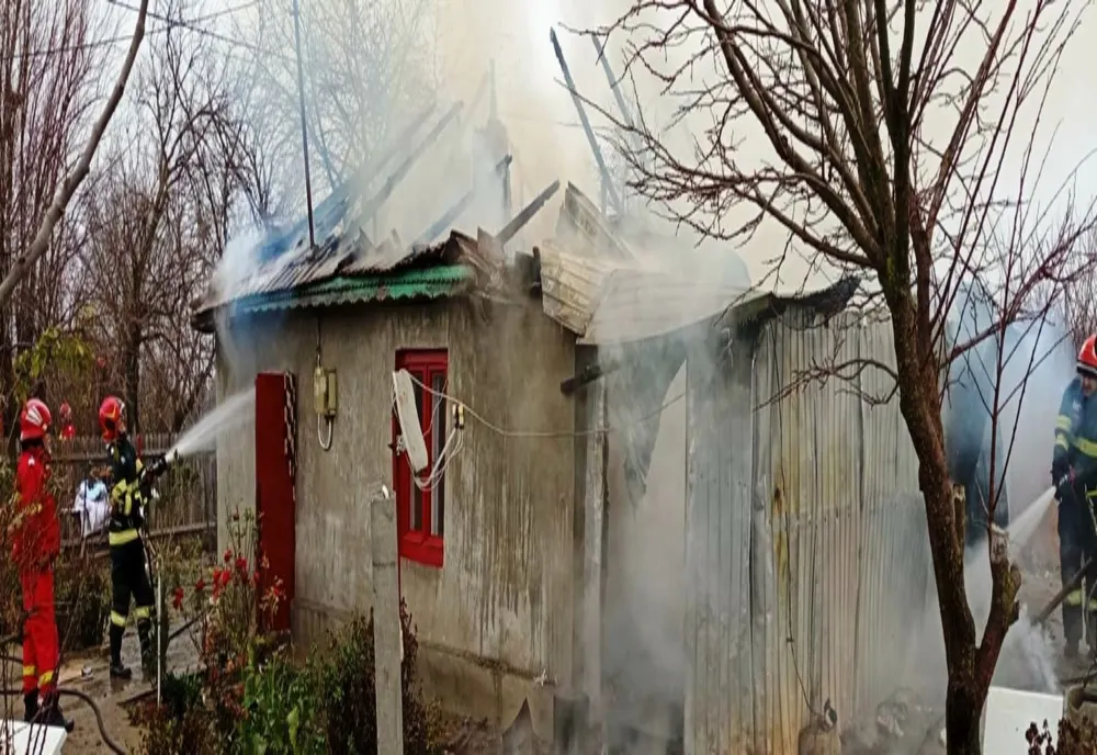 FOTO Au rămas fără acoperiș deasupra capului înainte de Crăciun