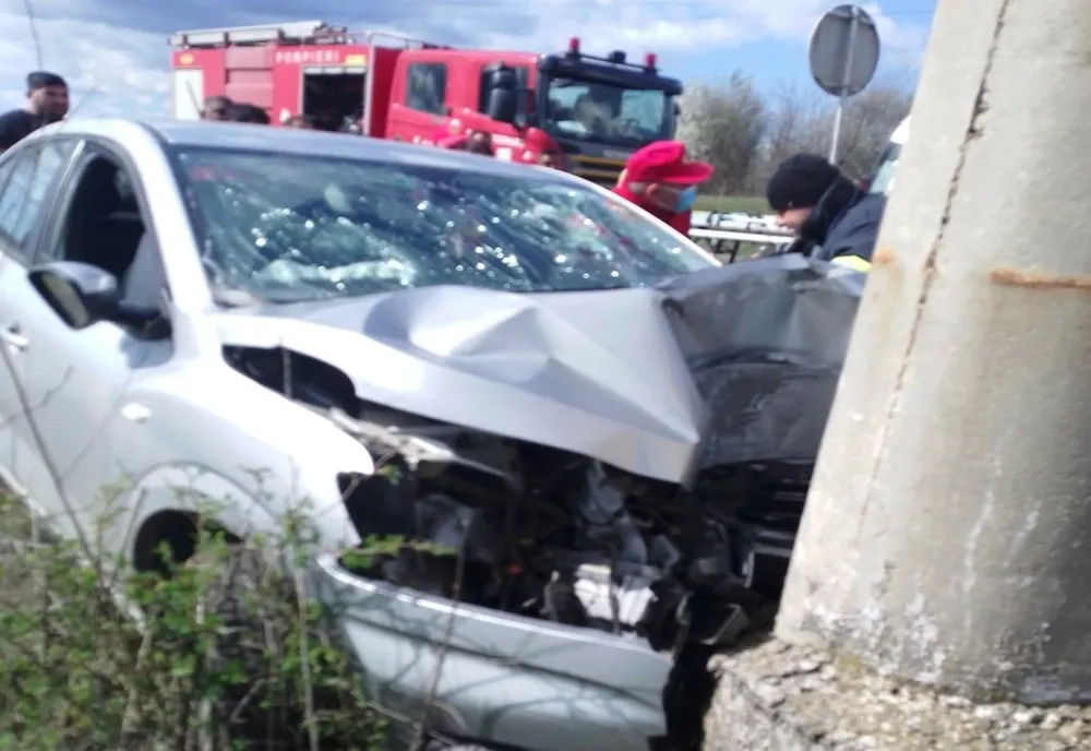 S-a înfipt cu mașina în stâlp