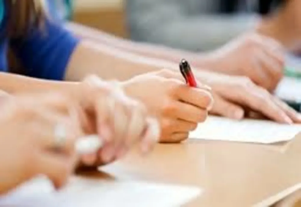 Câți bani primesc elevii care au luat media 10 la Bacalaureat și Evaluarea Națională