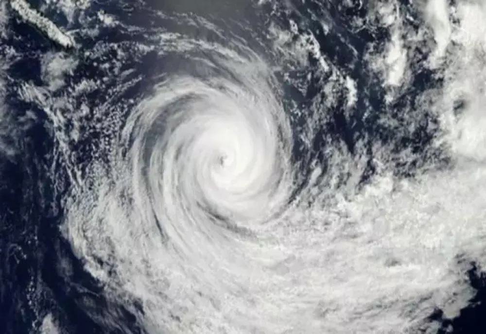 Un ciclon mediteranean lovește România - Meteorologii avertizează: cât vor ține furtunile violente