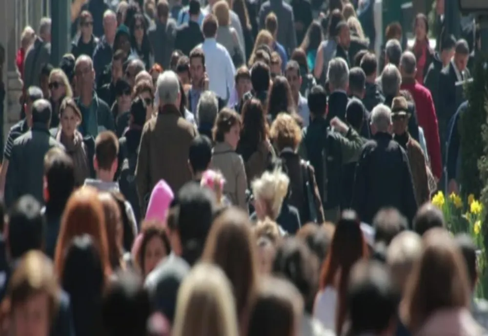 POPULAȚIA ROMÂNIEI CONTINUĂ SĂ SCADĂ