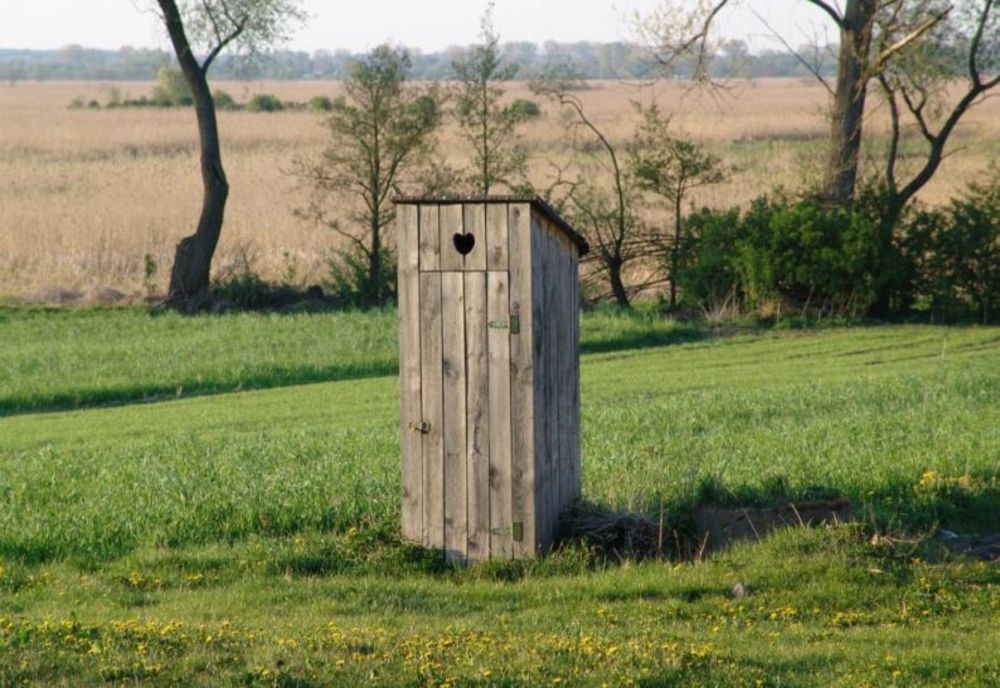 Stăm bine pe vine... 1 român din 4 are WC-ul în curte conform Eurostat