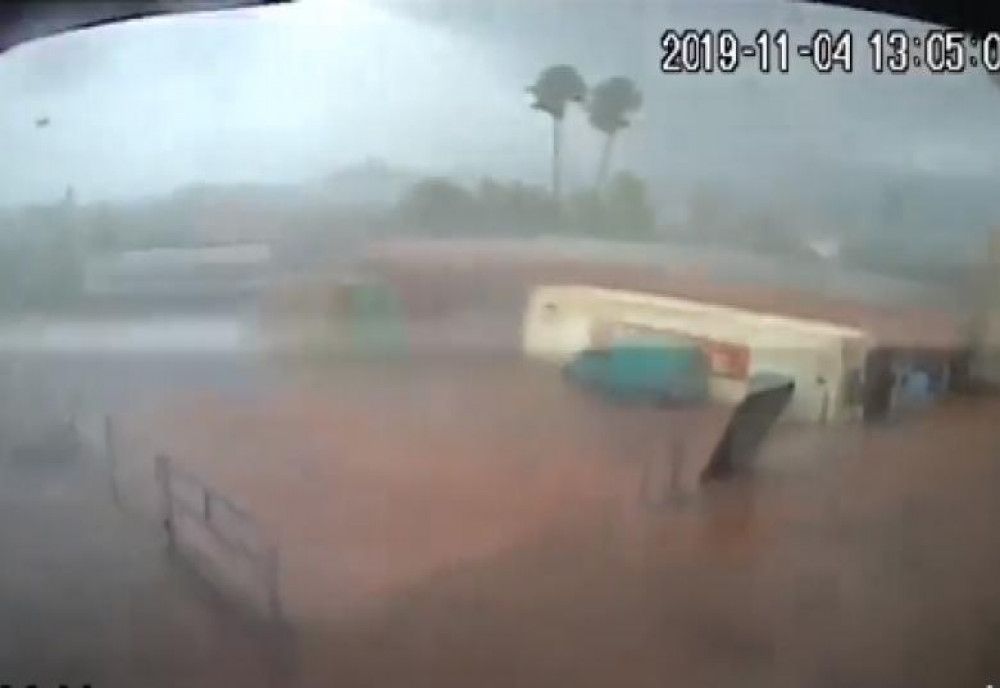 VIDEO. Momentul în care o fabrică a fost spulberată de o tornadă în Grecia