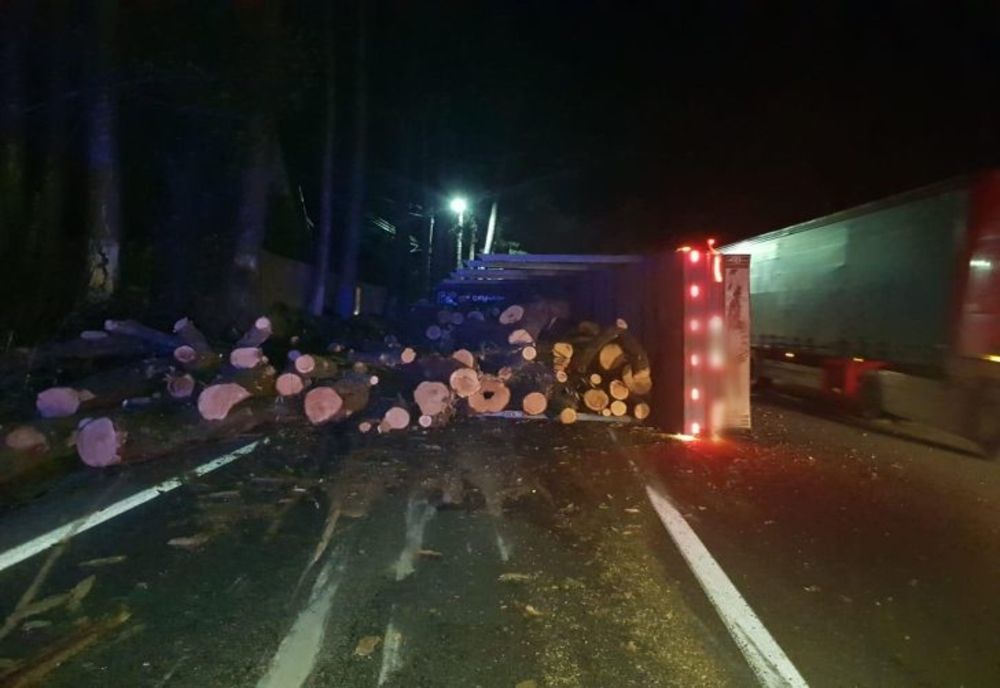 FOTO TIR încărcat cu lemne, răsturnat pe DN1 la Posada!