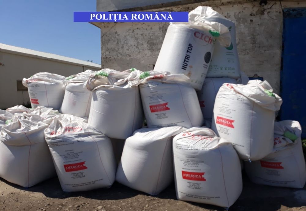 FOTO| Pericol public. Zeci de tone de îngrășăminte chimice, indisponibilizate de polițiști