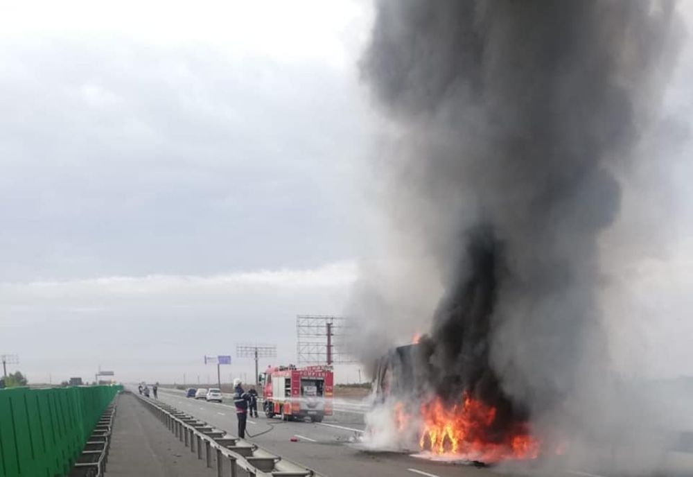 FOTO Autocamion în flăcări pe A2 București- Constanța. Traficul a fost restricționat