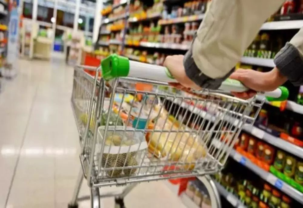 Producătorii români nu vor mai plăti marilor magazine taxe de raft ascunse