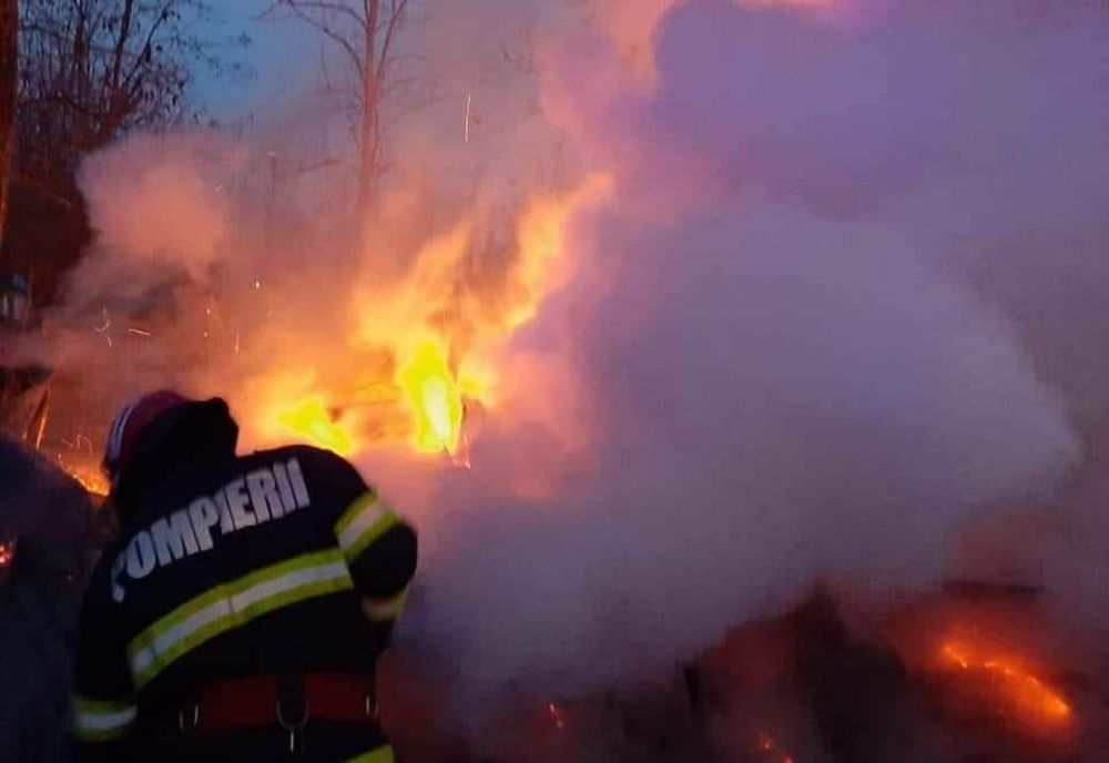  Incendiu violent la o casă din Satnoieni