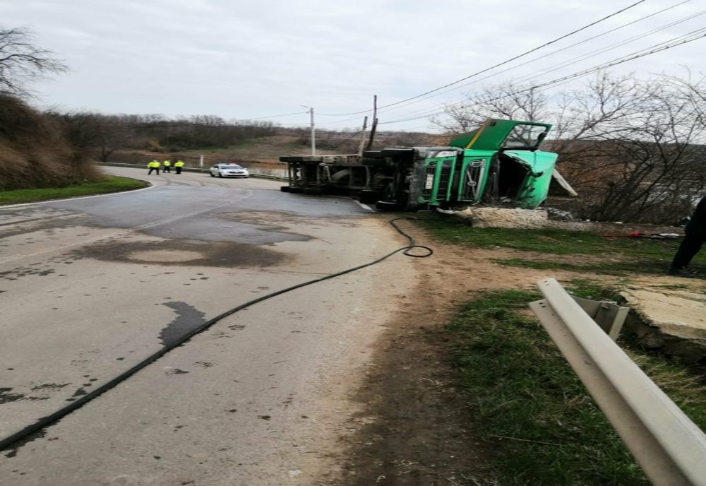 Un autocamion încărcat cu azotat de amoniu, răsturnat pe raza localității Căscioarele