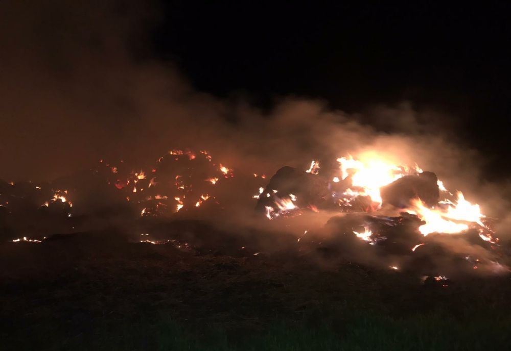 Incendiu violent în Axintele. Pompieri din două județe se luptă cu flăcările