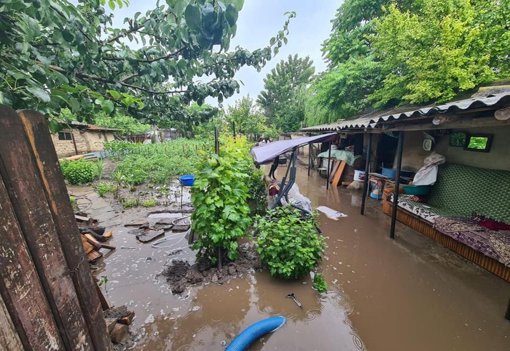 FOTO Intervenții ale pompierilor în Dragalina. 50 de gospodării inundate