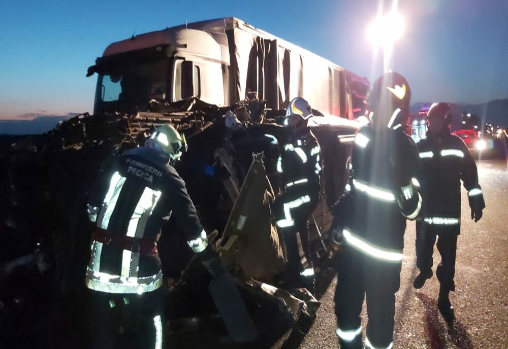 Micobuz  plin cu pasageri, spulberat de TIR, în județul Arad: planul roșu de intervenție, activat, un mort și mai mulți răniți