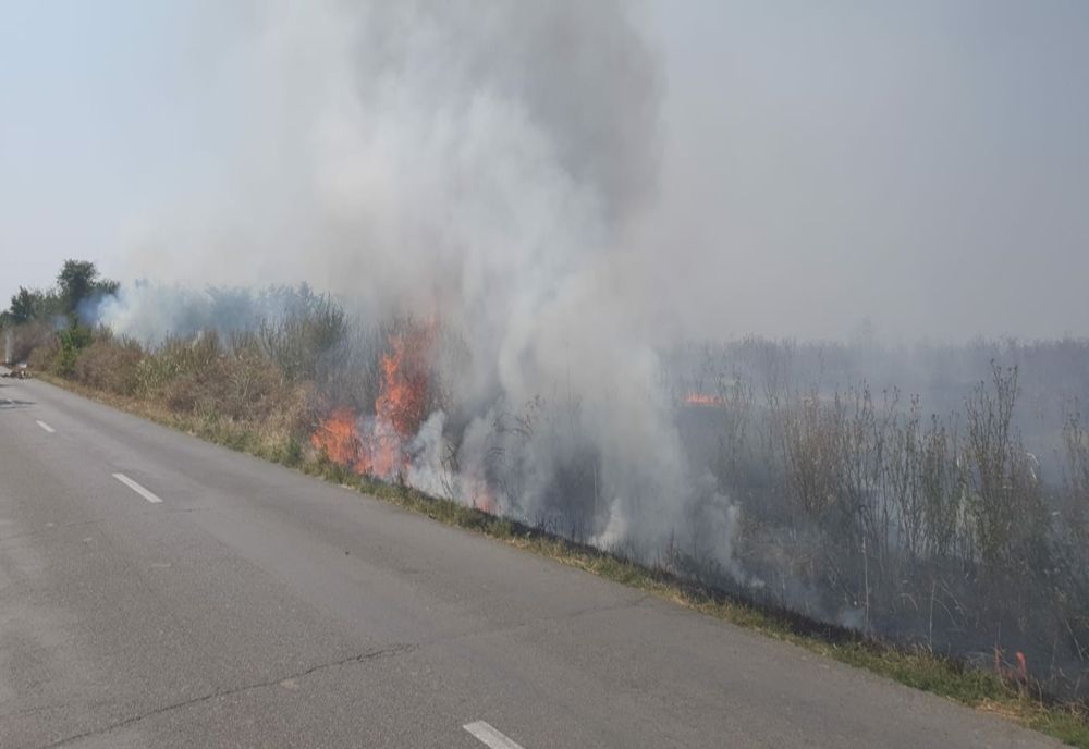 Incendiu violent cu degajări mari de fum în Slobozia. Autoritățile în alertă