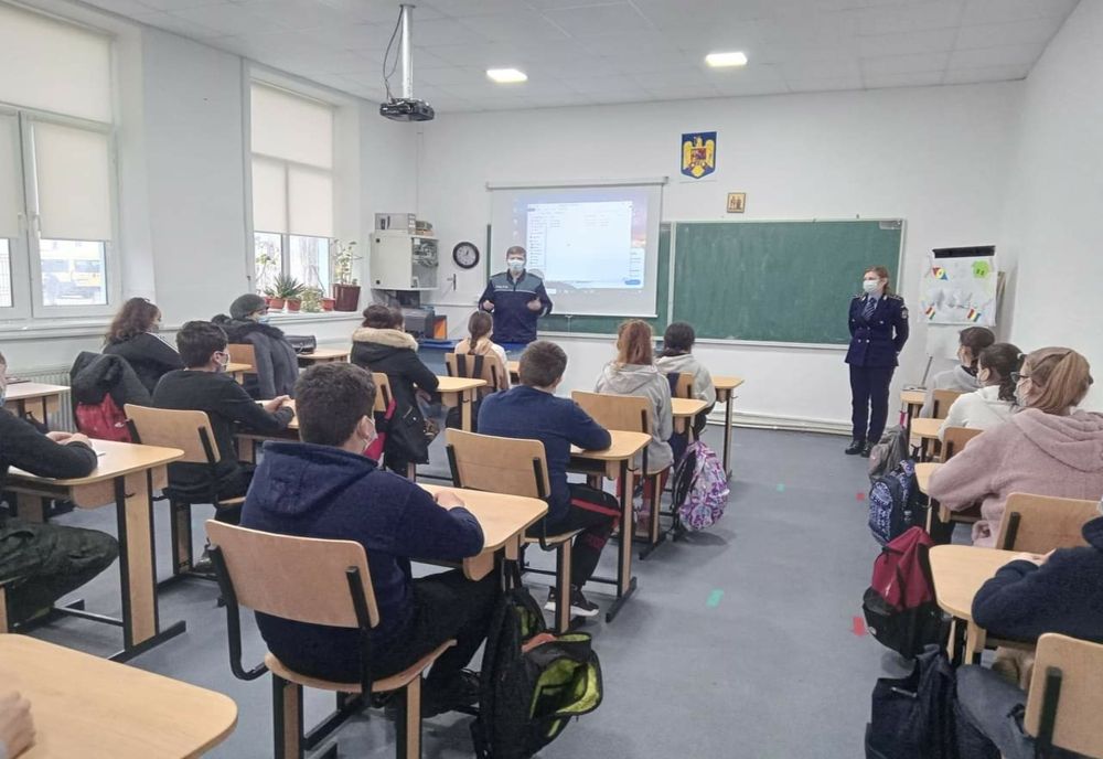Prevenirea delincvenței juvenile în școlile din Dichiseni și Unirea