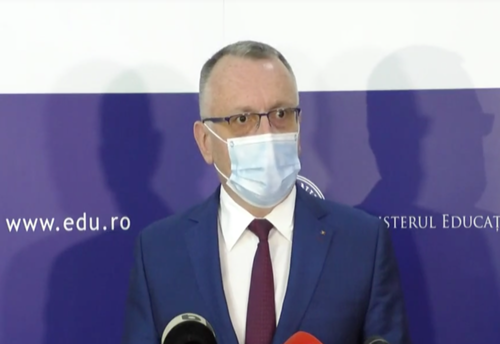 Ministrul Educaţiei anunţă că va fi prelungit cu o săptămână termenul de depunere a dosarelor pentru obţinerea burselor şcolare