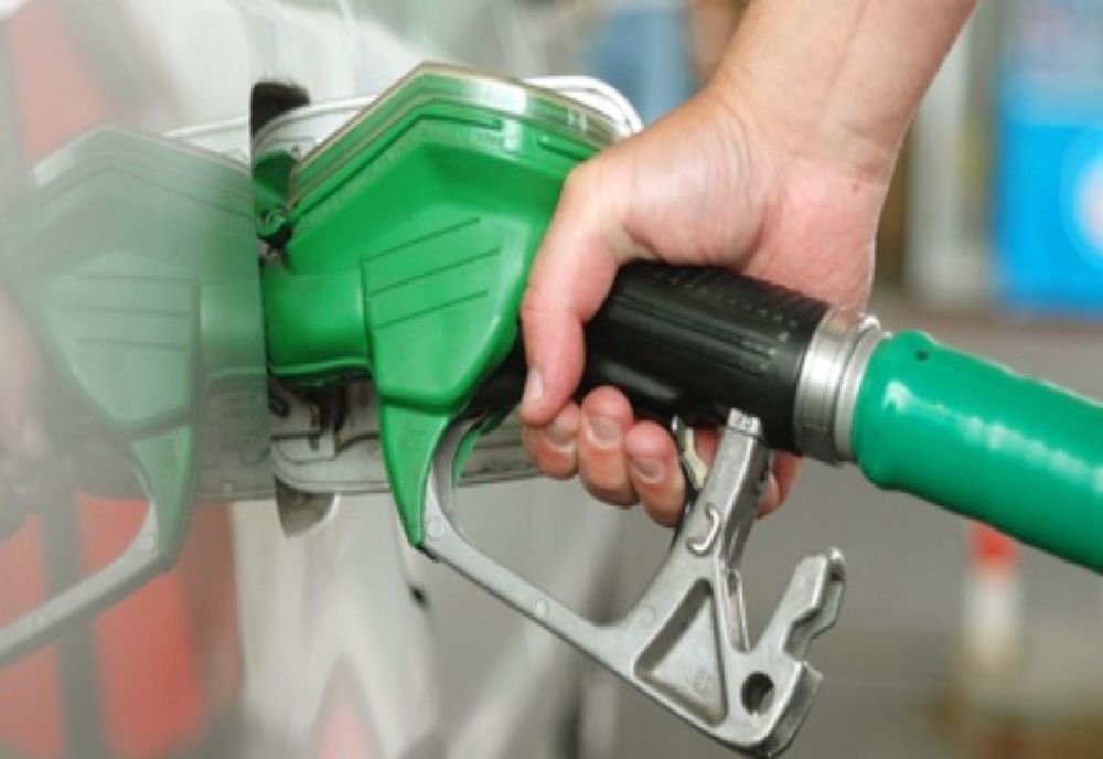 Coșmarul scumpirilor se amplifică. Petrolul a atins luni cel mai mare preț din ultimii 8 ani