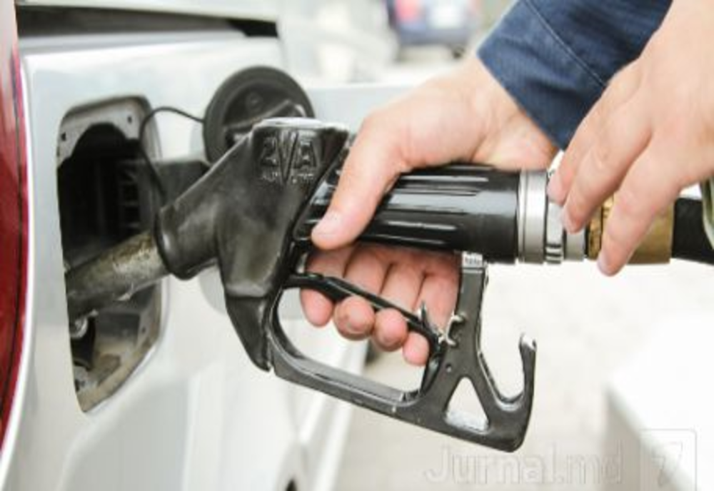 Ministrul Finanțelor: Reducerea accizei la combustibil cu jumătate
