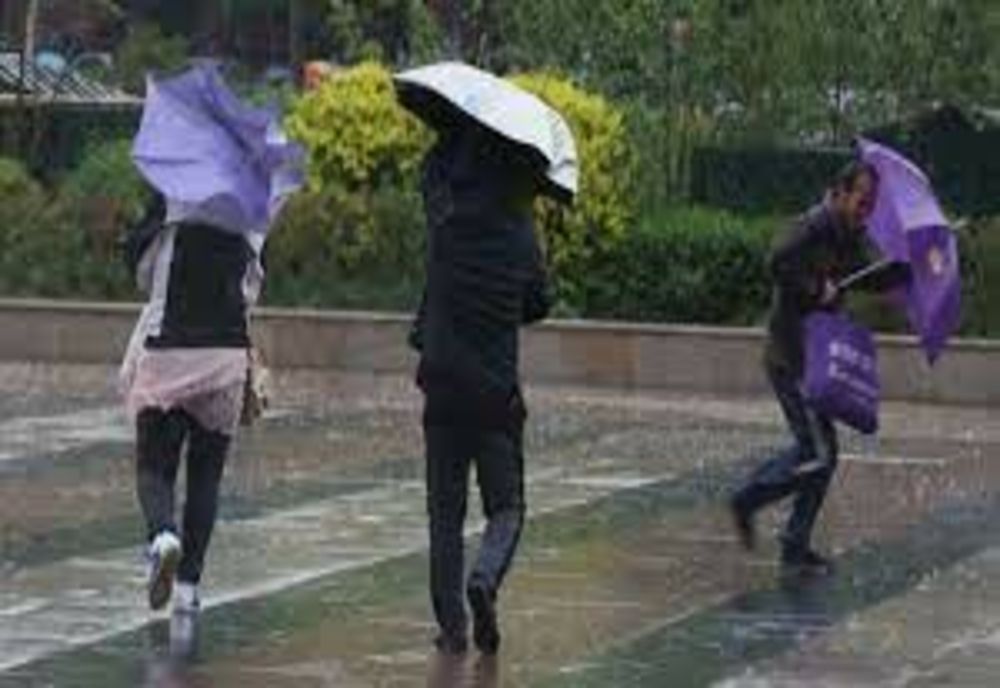 INFORMARE METEO: intensificări temporare ale vântului, ninsori la munte, vreme în răcire accentuată