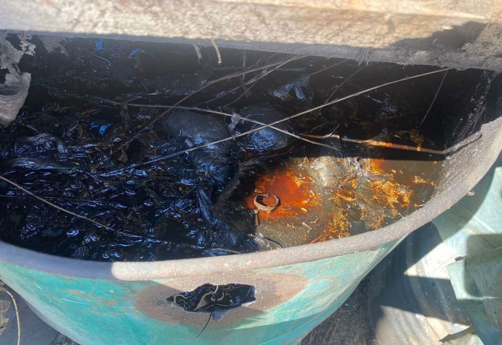FOTO „BOMBĂ” ecologică, descoperită în județul Călărași. Polițiștii au confiscat 23.000 de litri de ulei
