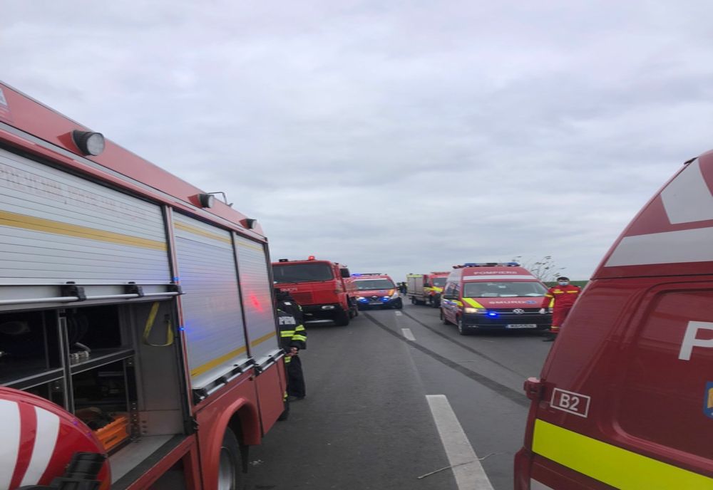Accident grav cu victime încarcerate. Două mașini s-au ciocnit frontal într-o curbă