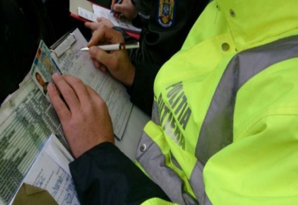 Poliţia a dat amenzi pe bandă rulantă în weekend