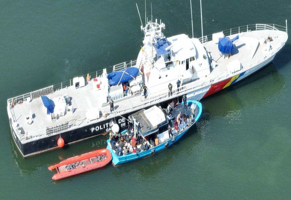 FOTO VIDEO Alertă pe mare. O ambarcaţiune de migranţi depistată în dreptul stațiunii Costinești